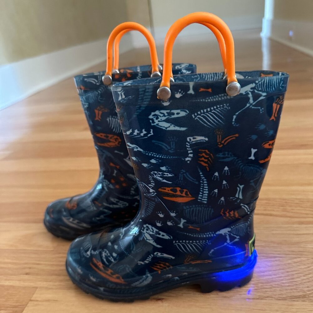 Western Chief KIDS FOSSILIZED DINOSAUR LIGHTED RAIN BOOT - NAVY